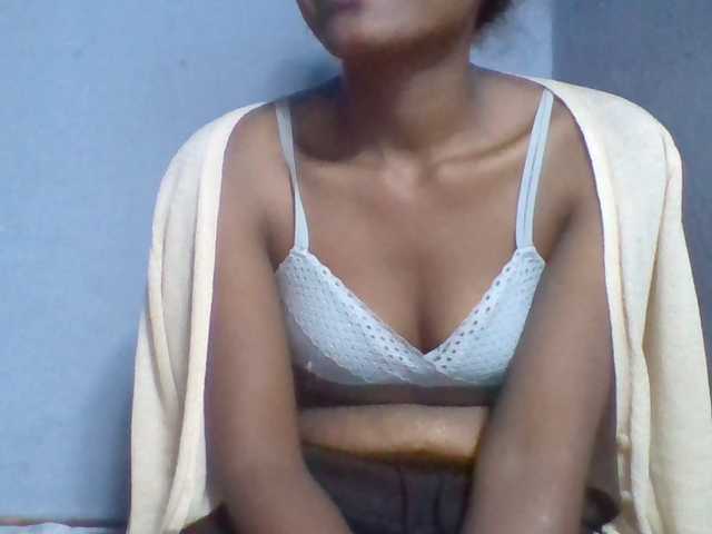 le modèle Rema-2 est en webcam porno dans un show sur le site bongacams, il possède les tags suivants: Ebony,Brunette,Trimmed