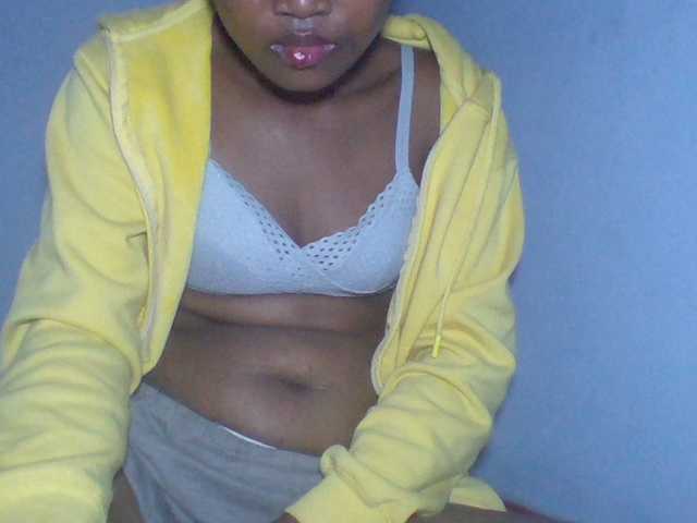 Rema-2 live cam on BongaCams