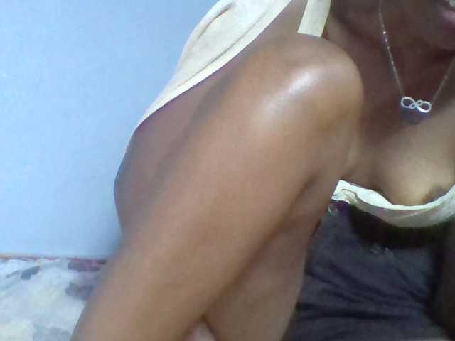 Rema-2 live cam on BongaCams