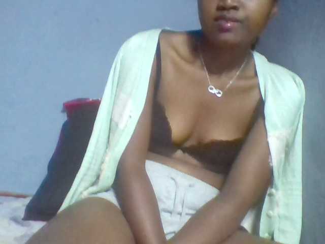 Rema-2 live cam on BongaCams