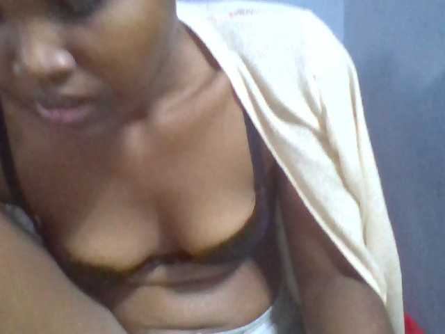 Rema-2 live cam on BongaCams