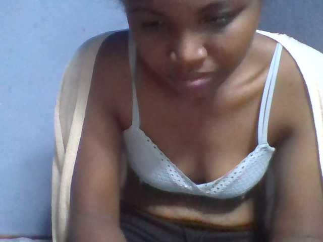 le modèle Rema-2 est en webcam porno dans un show sur le site bongacams, il possède les tags suivants: Ebony,Brunette,Trimmed