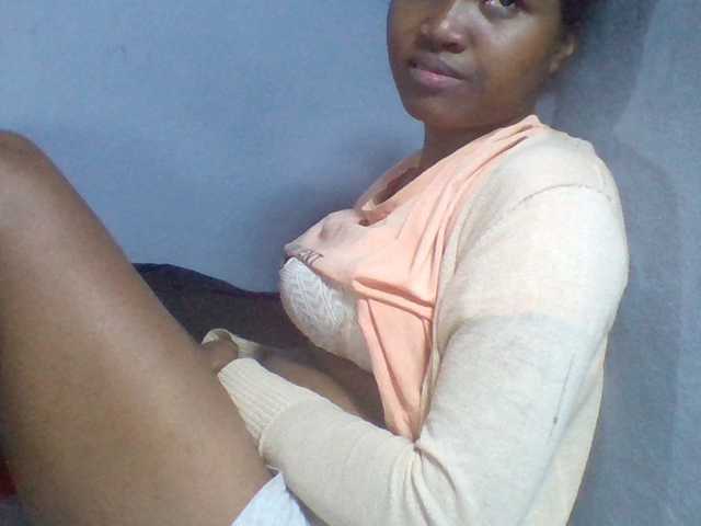 Rema-2 live cam on BongaCams