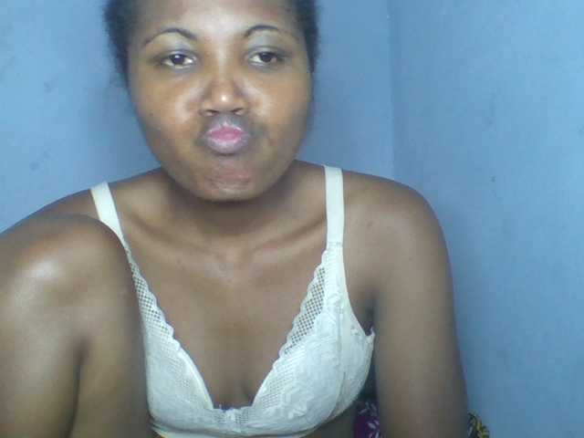 Rema-2 live cam on BongaCams