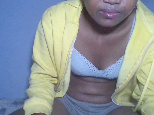 Rema-2 live cam on BongaCams