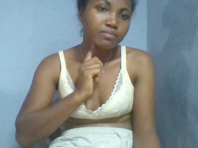 Rema-2 live cam on BongaCams