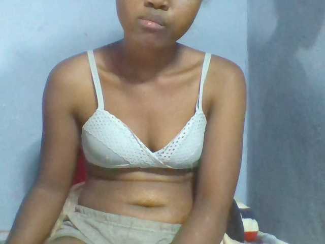 le modèle Rema-2 est en webcam porno dans un show sur le site bongacams, il possède les tags suivants: Ebony,Brunette,Trimmed