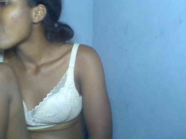 Rema-2 Live Webcam on BongaCams