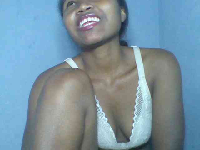 Rema-2 Live Webcam on BongaCams