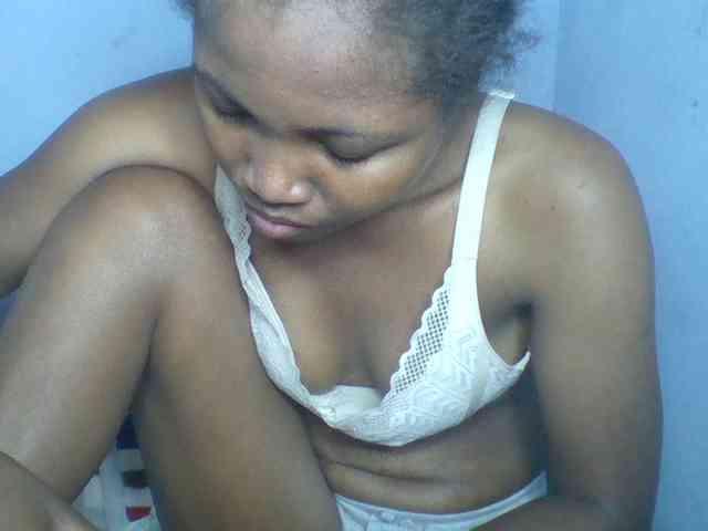 Rema-2 Live Webcam on BongaCams