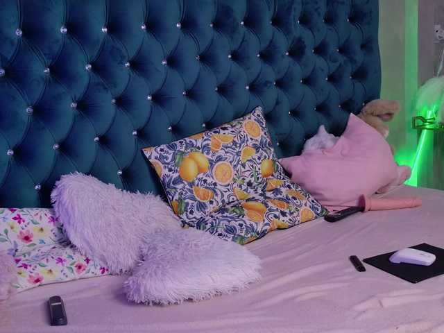 AzzaLee live webcam show