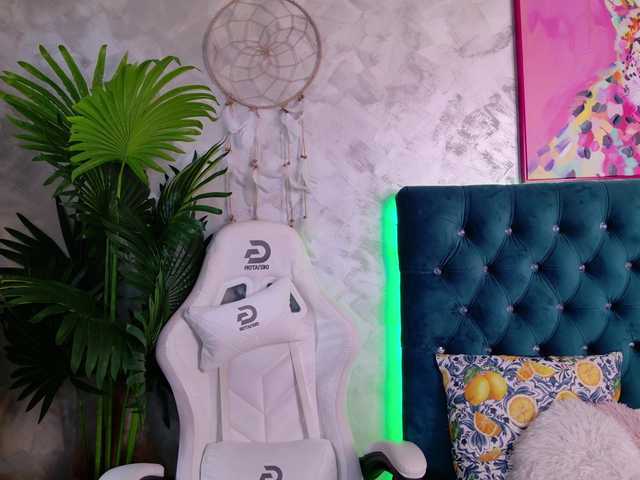 AzzaLee live cam on BongaCams