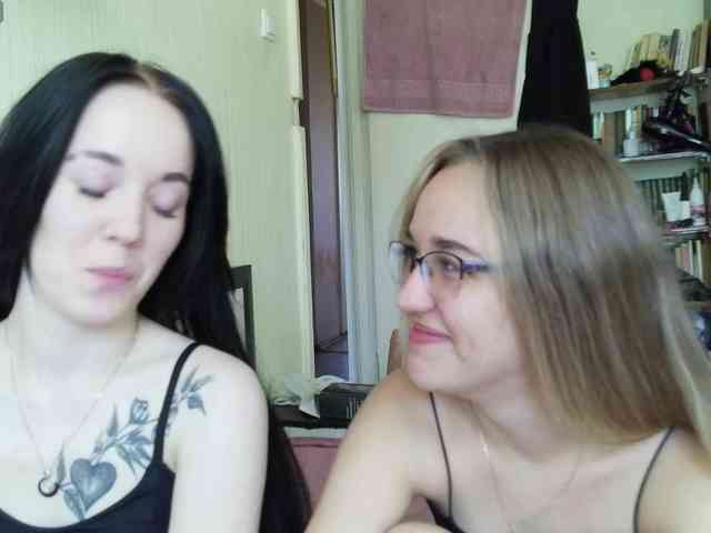 Hotscouple's cam show statistics and live stream