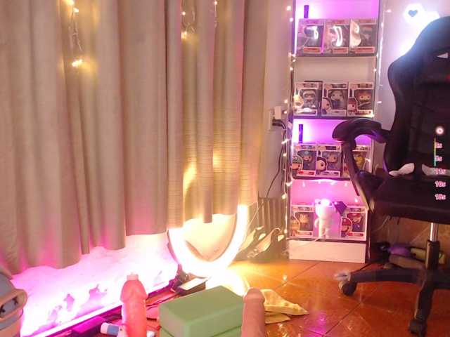 Emmy-Ruiz live cam on BongaCams
