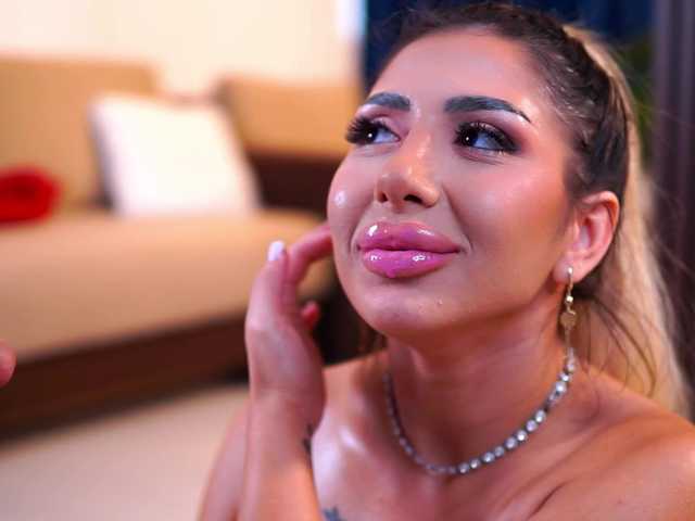 LucyyRosse live cam on BongaCams