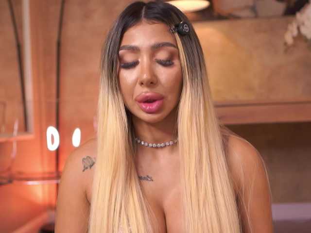 LucyyRosse live cam on BongaCams