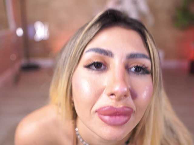 LucyyRosse live cam