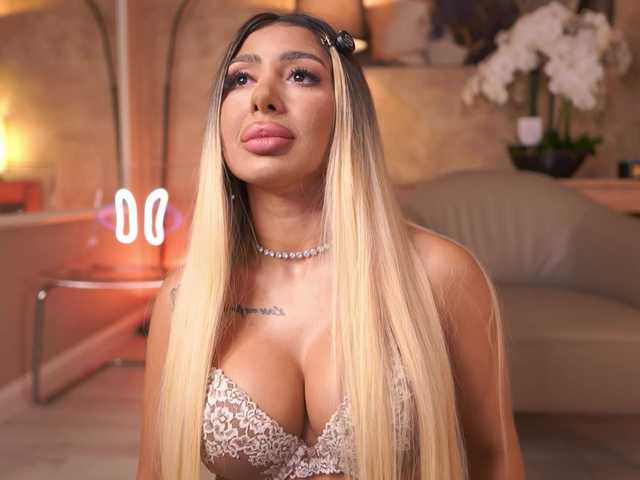 LucyyRosse live cam on BongaCams