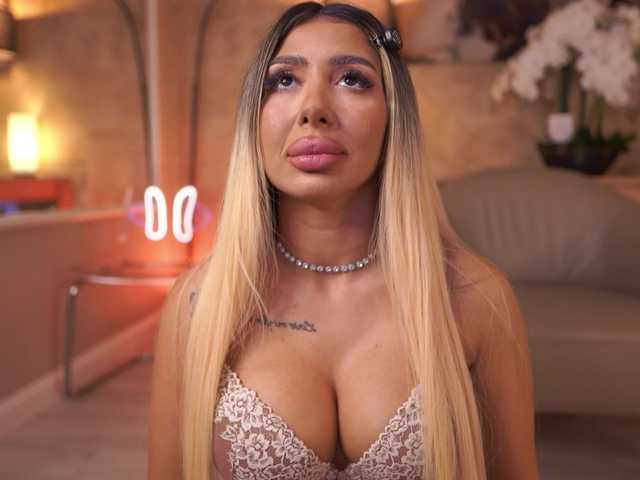 LucyyRosse live cam on BongaCams