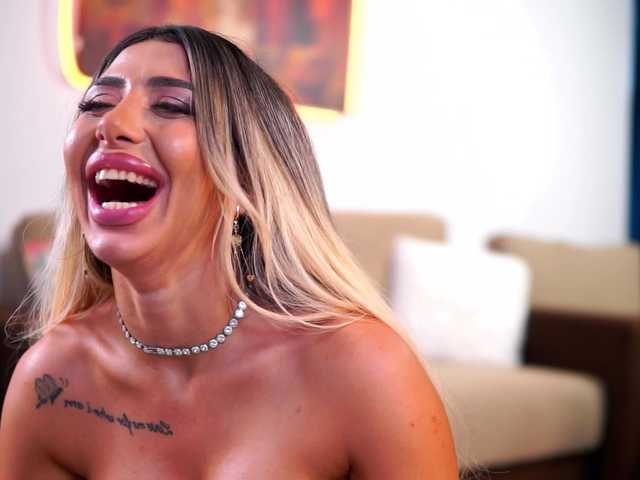 LucyyRosse live webcam show