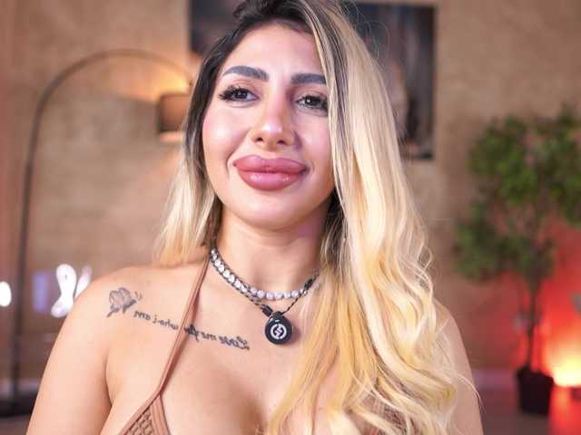 LucyyRosse live cam