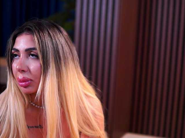 LucyyRosse live cam on BongaCams