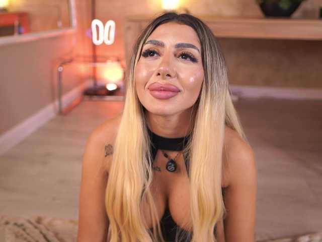 LucyyRosse live cam on BongaCams