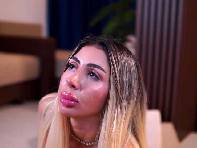 LucyyRosse live webcam show