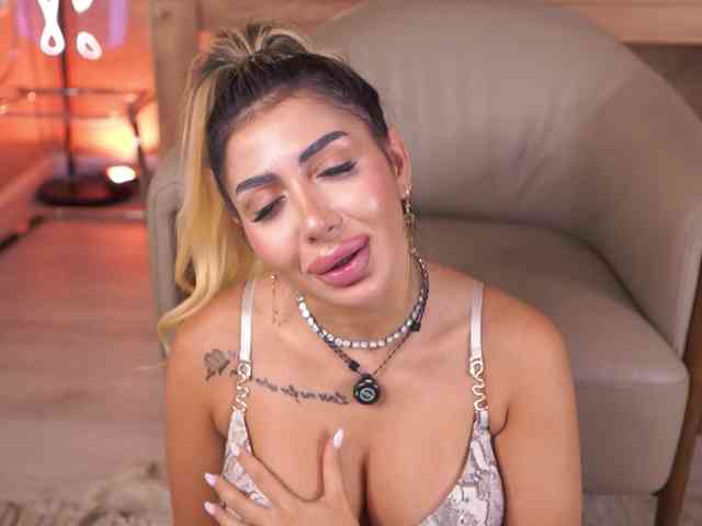 LucyyRosse - Girl 