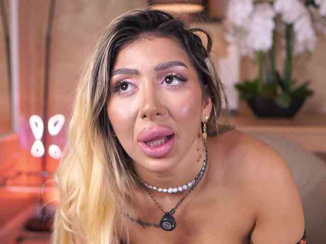 LucyyRosse Sex Cam Show