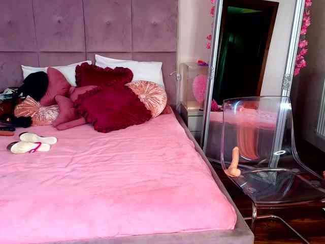 RoxyeSinner webcam