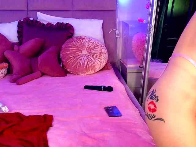 RoxyeSinner webcam