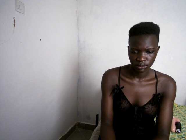 Prettieme12 live cam on BongaCams