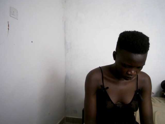 Prettieme12 live cam on BongaCams