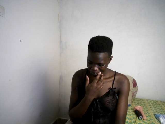 Prettieme12 live cam on BongaCams