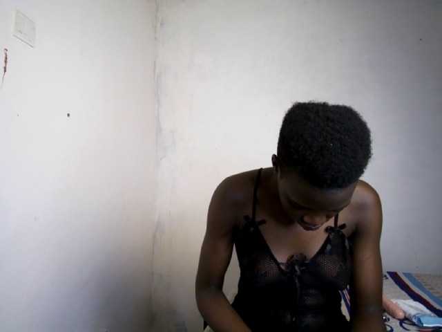 Prettieme12 live cam on BongaCams