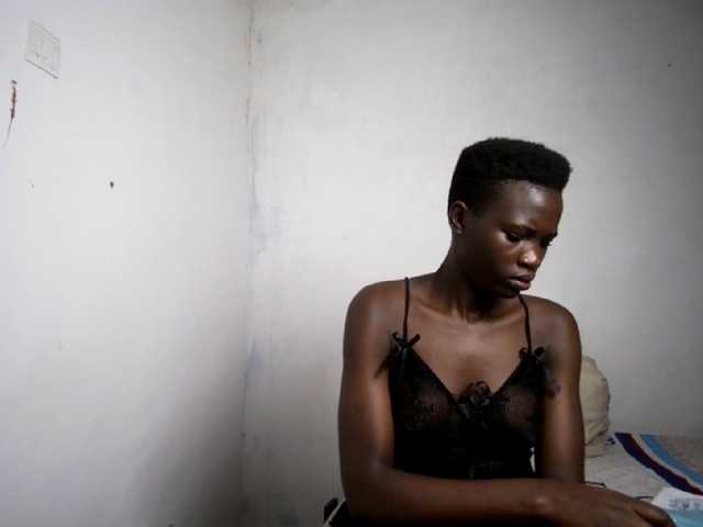Prettieme12 live cam on BongaCams