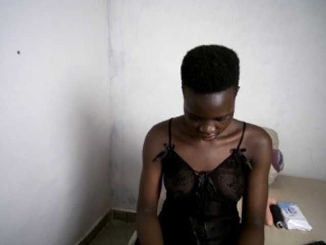 Prettieme12 live cam on BongaCams