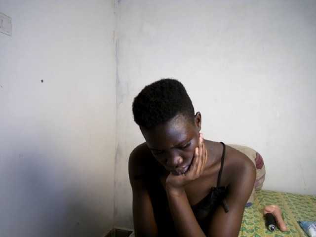 Prettieme12 live cam on BongaCams