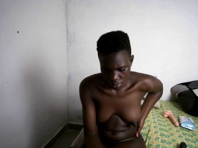 Prettieme12 live cam on BongaCams