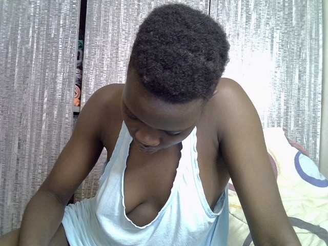 Prettieme12 live cam on BongaCams
