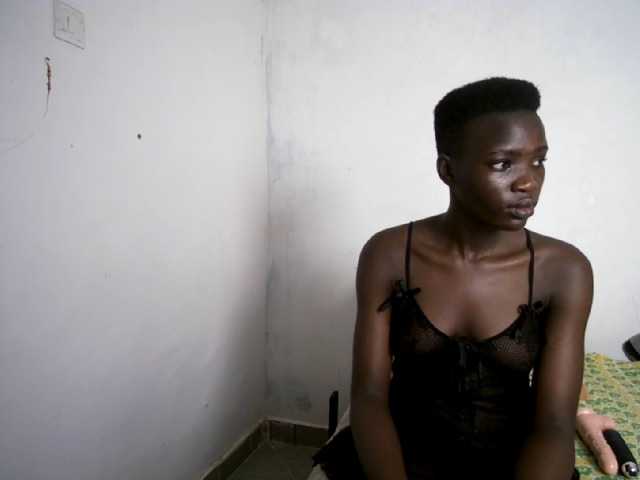 Prettieme12 live cam on BongaCams