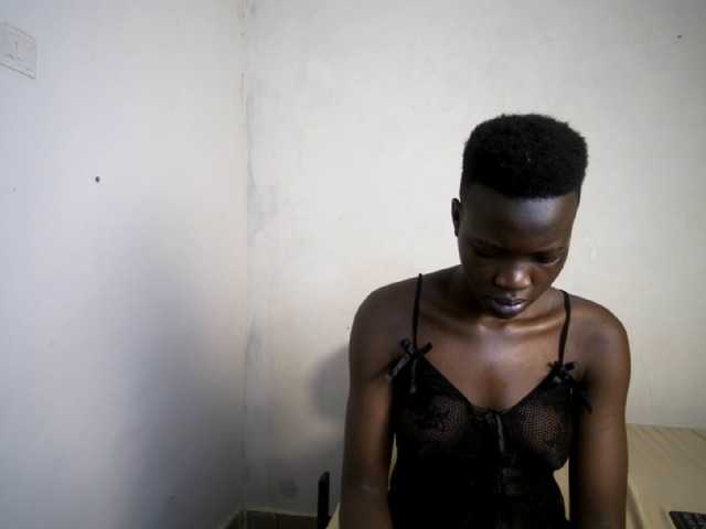 Prettieme12 live cam on BongaCams