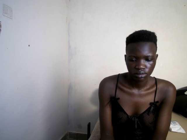 Prettieme12 live cam on BongaCams