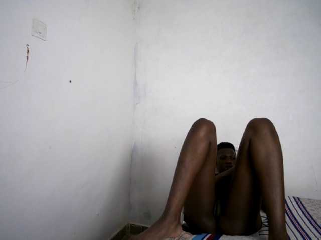 Prettieme12 live cam on BongaCams