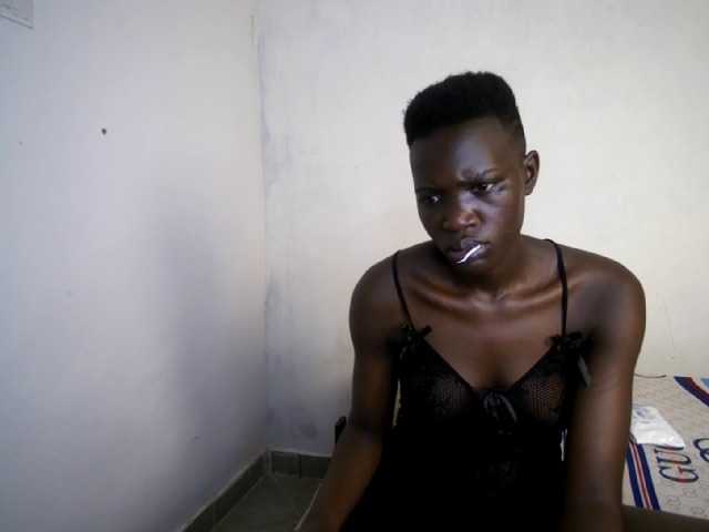 Prettieme12 live cam on BongaCams