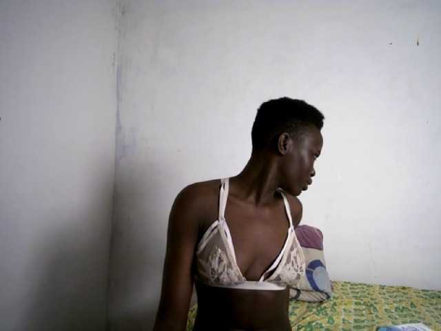 Prettieme12 live cam on BongaCams