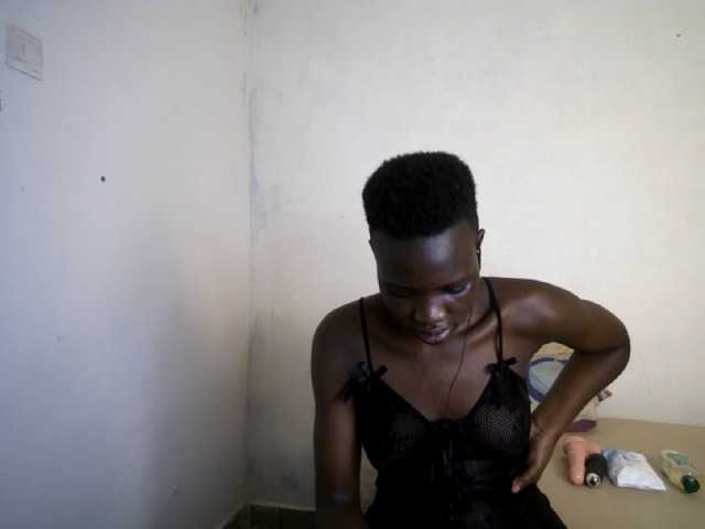 Prettieme12 live cam on BongaCams