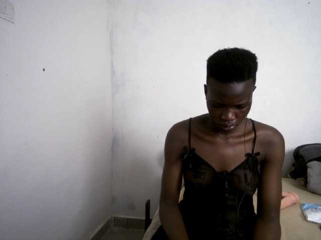 Prettieme12 live cam on BongaCams