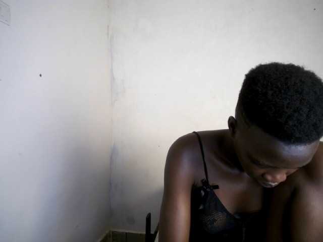 Prettieme12 live on BongaCams
